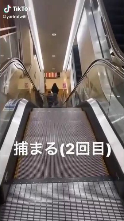 イオンのエスカレーターからカートを落下