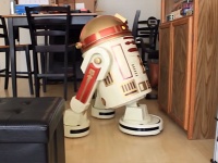 お掃除性能は制限されるけど、SF気分を味わえる。ルンバをスターウォーズのR2D2に魔改造