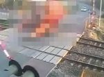 とんでもなく強そうな重機が踏切内で立ち往生してしまい…