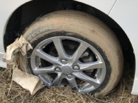 「砂地にタイヤがハマってしまい、車が動かせない状態に。すると、通りがかりのおじさんがショベルカーで...」（滋賀県・50代男性）