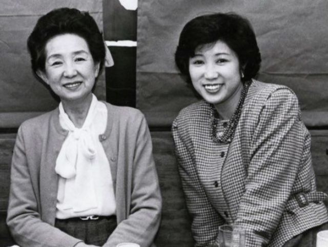 若き日の小池都知事（右）と母親（左）