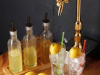 サーバーから飲み放題（画像はすべて、レモンサワースタンドヨシダ提供）