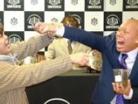 昆虫食を食べようとする中村圭吾を制止する勝俣瞬馬