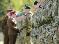 イギリスに住んでいなくてもOK。イギリス連邦に住む外国人に対して英軍への入隊が許可される