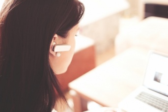 会社の机の上に鏡を置くといいこと