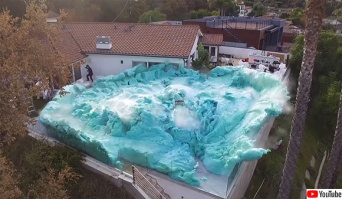 巨大クリーチャー誕生の瞬間。史上最大の過酸化水素で泡実験、その結末は？