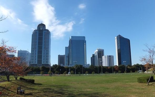 幕張新都心（掬茶さん撮影、Wikimedia Commons