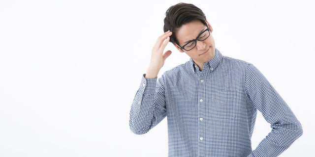 悩む男性