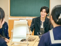 Zoff×女子聖学院中学校高等学校　目黒蓮(Snow Man)サプライズ来校！　目黒「目の健康・紫外線対策の大切さを伝えていけるような自分でありたい」