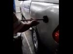 イケるか！？　トイレのスッポンでヘコんだ車のボディを直そうとすると…