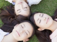 「大人っぽい見た目の女性」VS「子どもっぽい見た目の女性」！　男性人気が高いのはどっち？