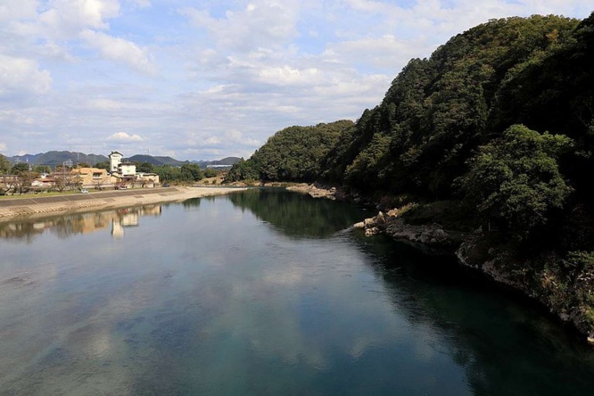 岐阜県関市、鮎ノ瀬橋から望む長良川の上流側（Alpsdakeさん撮影、Wikimedia Commonsより）