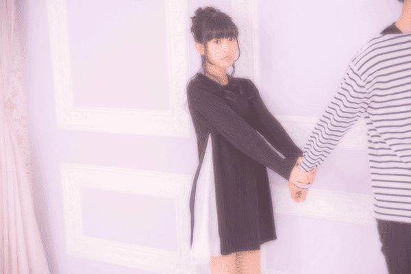 彼の手を引く女性の画像