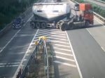 なぜここで…！？　大きなタンクローリーが高速道路で逆走！！