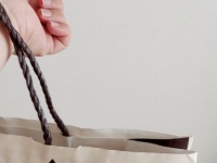 「お土産を詰め込んだ紙袋が、新幹線の駅で破損。散らばっていく中身に、周りの利用客たちは」（岩手県・50代女性）