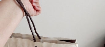 「お土産を詰め込んだ紙袋が、新幹線の駅で破損。散らばっていく中身に、周りの利用客たちは」（岩手県・50代女性）