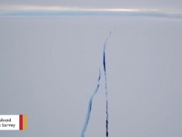 南極の棚氷にできた巨大な亀裂をドローンが撮影