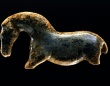 約4万年前にマンモスの象牙で作られた世界最古の馬の彫像