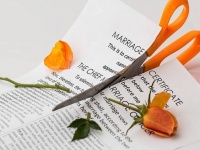 結婚から48時後に離婚した女性、いたずら好きな夫の結婚式ドッキリに耐えかねて