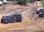倒れた車をみんなで協力して起こしたのだが、災難はまだ終わってなかった。