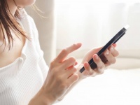 夫にスマホを奪われた妻が激高、ベッドに縛りつけ電気ショックを与える