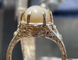 レストランで食べていたハマグリの中に大きな真珠を発見！記念に婚約指輪にしたカップル