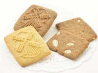 【東京土産】ベルギーから直輸入！　建物の缶に入ったおしゃれな伝統焼き菓子「ビスケットアソート缶」