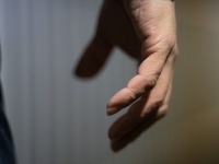 「しつこいオジサンに絡まれ、逃げられなかった20代の私。そこに見知らぬギャルがやってきて...」（静岡県・50代女性）