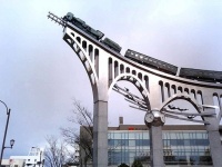 米子駅前だんだん広場のモニュメント（Lemon-sさん撮影、Wikimedia Commons
