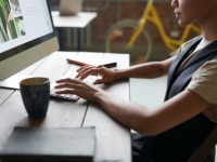 【心理テスト】職場のデスクに常備している食べ物は？　「あなたの恋愛依存度」