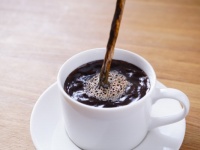 【固体には見えない……】リアルすぎる木彫りのコーヒーに脳がバグると話題に