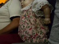飛行機に乗ったら隣の席に不気味な人形が･･･　ある女性がコワすぎる空の旅をツイッターで実況