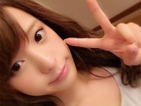 ニュース番組のインタビュー映像に登場したかわいすぎる「かき氷女子」がセクシー女優・桃乃木かなと判明しネット上で話題に