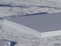 誰が？いったい何のために？南極の氷河に出現したモノリスのような直方体の氷山