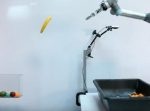 球だけではない。グーグルが開発した、様々な物を投げることを学習したロボット。