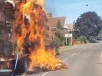 白昼の道路に「火の車」が突然出現！　その原因は…