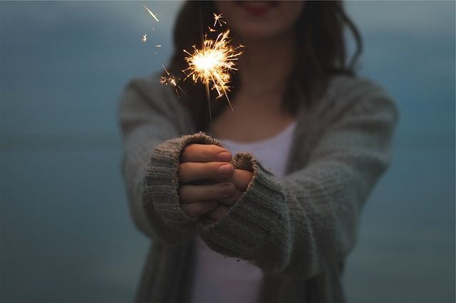 人の信頼を得る意外な方法「薄暗い場所でしっかり目を開いて微笑む」―蘭研究