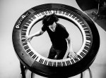 レディー・ガガのキーボーディストによる『円形キーボード』が新感覚すぎる！