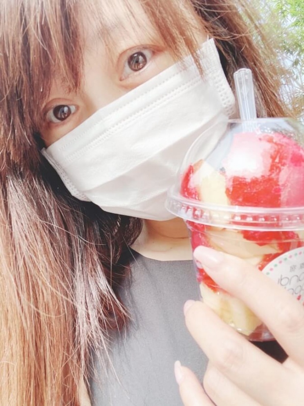 渡辺美奈代、りんご飴を片手の自撮りに総ツッコミ「白く加工しすぎ！」