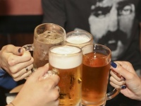 【飲みニケーション】バブル世代社会人は「お酒好き」な人が約6割。イマドキ大学生は？