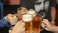 【飲みニケーション】バブル世代社会人は「お酒好き」な人が約6割。イマドキ大学生は？