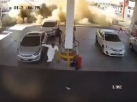 ガソリンスタンドの地下タンクが突如爆発、監視カメラがとらえた衝撃映像（サウジアラビア）