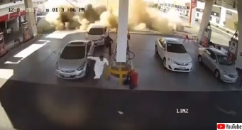 ガソリンスタンドの地下タンクが突如爆発、監視カメラがとらえた衝撃映像（サウジアラビア）