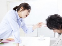 こうなったら終わり！　会社で反面教師にされる女性の特徴3つ「人によって態度をかえる」