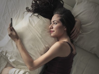 正直、迷惑!?　寝る間際にLINEが来たら返信「する」or「しない」？⇒返信するのはたったの〇〇％