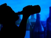 お酒が止められない理由。飲酒の記憶が脳にこびりつき、関連するものを見ると誘発される（オランダ研究）