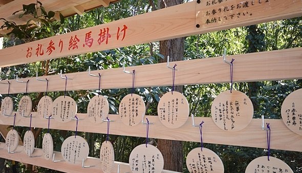 お礼参りの絵馬がズラリと並ぶ　（画像提供：相差町内会）
