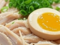 鶏チャーシューの入ったラーメンイメージ