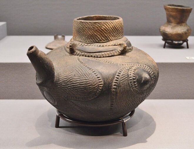 注口土器 青森県十和田市米田出土 東京国立博物館蔵 重要文化財_ウィキペディアより