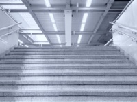 「ベビーカーを押す私の手を振りほどき、人混みの階段を駆け上がる4歳息子。すると前に居た地方出身の男性が...」（大阪府・40代女性）